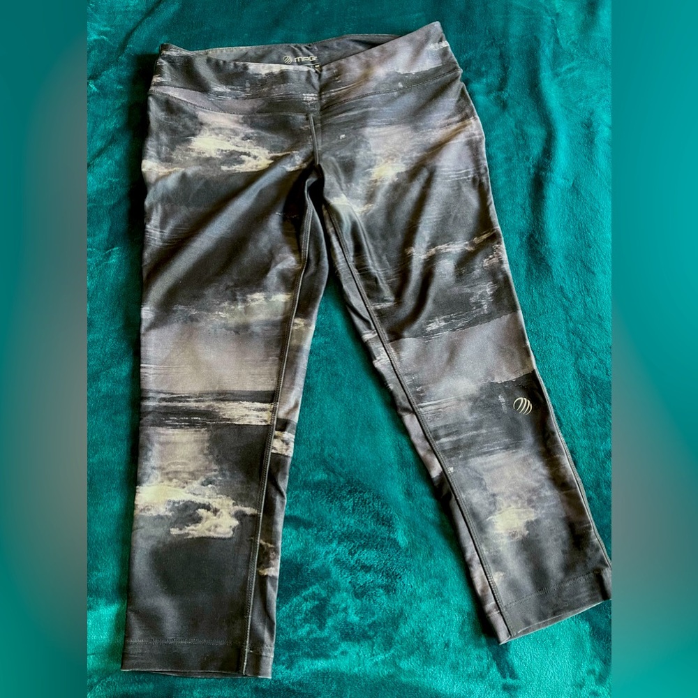 Women’s workout capris size Large-like new